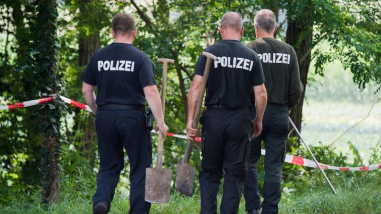 Polizisten suchen in einem Waldstück nahe dem niedersächsischen Ort Wunstorf nach dem verschwundenen Mädchen Jenisa. 