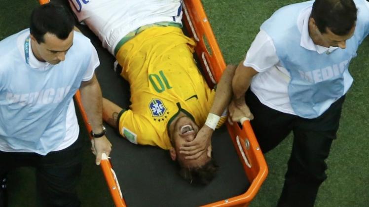 Unter Schmerzen wird Neymar vom Spielfeld getragen. Für ihn ist die WM vorbei. 