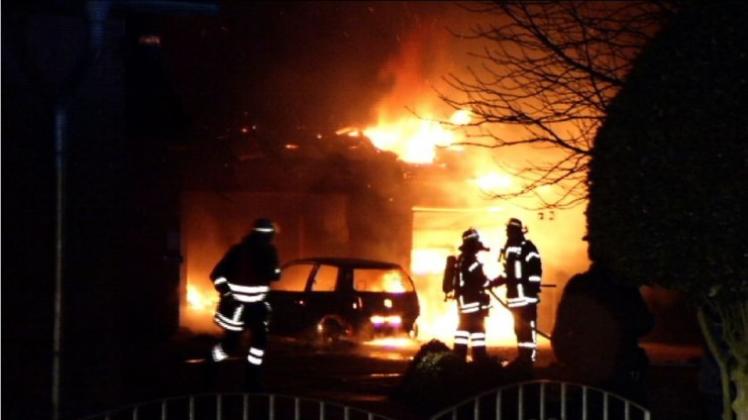 Die Feuerwehr konnte ein Übergreifen der Flammen auf ein Wohnhaus verhindern. 