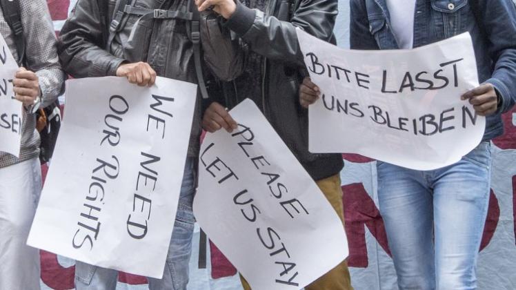 Vor dem Stadthaus mit der Ausländerbehörde demonstrierten am Donnerstagnachmittag Flüchtlinge und baten darum, in Deutschland bleiben zu dürfen.
