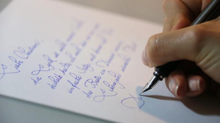 Die „Manufaktur für handgeschriebene Kommunikation“ in Berlin schreibt für Firmen und Privatleute mit Tinte und Füller noch „echte“ Briefe, Einladungen, Tischkarten oder Dankesschreiben. 