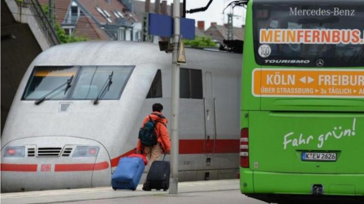 Die Deutsche Bahn steht trotz der wachsenden Fernbus-Konkurrenz vor einem Umsatzrekord. 
