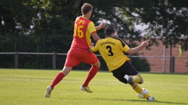Lange forderten die Kreisklassenfußballer des BV Clusorth-Bramhar (gelbes Trikot) dem Landesligisten TuS Lingen einiges ab. Ein Unentschieden hing beim Vorrundenspiel der FSL 2014 über 2x25 Minuten in der Luft. 
