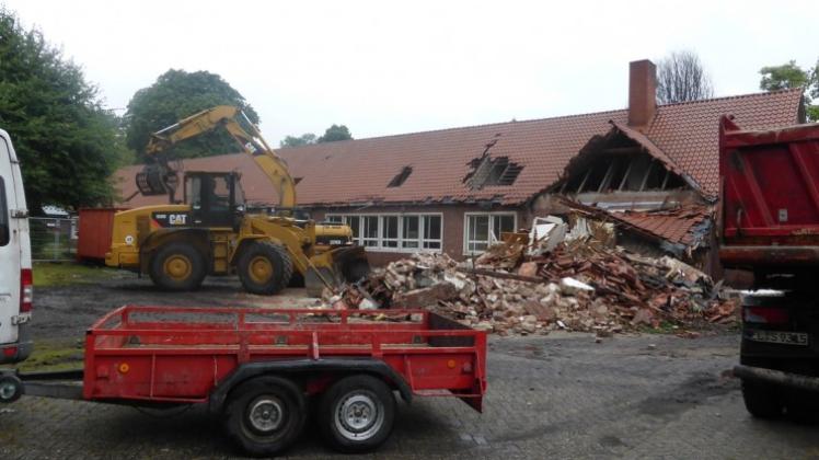 Bis zum Ende der Woche sollen die Abrissarbeiten am ehemaligen Schulgebäude am Prinzenkamp in Sögel abgeschlossen sein. 