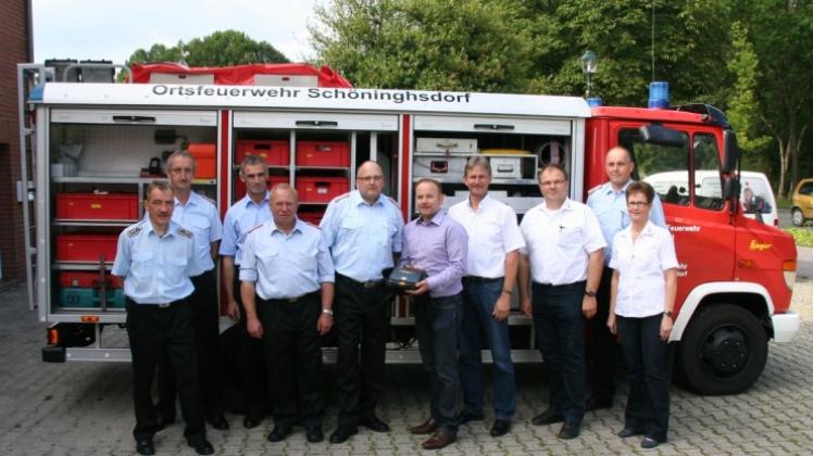 Den Defibrillator übergab Hermann-Josef Jansen, RWE, an den Ortsbrandmeister von Schöninghsdorf, Helmut Grommel. 