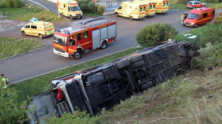 Die Ursache eines der schlimmsten Busunglücke in Deutschland mit inzwischen elf Toten ist weiterhin unklar. Gutachter sollen nun die Wracks untersuchen. 