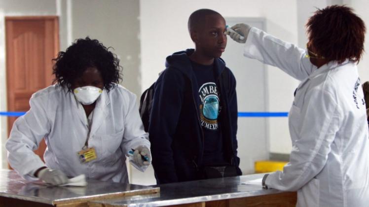 Screening, strenge Hygieneregeln und Prävention: Die Spezialisten, die in die Ebola-Krisenregionen arbeiten, werden auf die Arbeit auf der Isolierstation gründlich vorbereitet. Symbolfoto: dpa