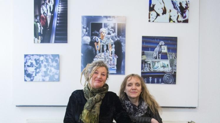 Erste Ausstellung im Jubiläumsjahr von Intervision: Fotografien von Dagmar Lücke (links), rechts Galeristin Sonia Wohlfarth Steinert. 