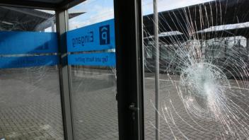 Preußen-Münster-Fans beschädigten die Eingangstür zum Parkhaus am Osnabrücker Hauptbahnhof. 