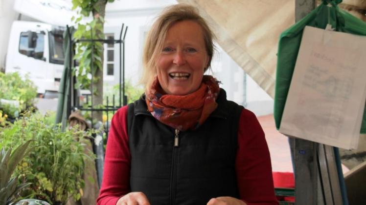Marktfrisches gibt es bei Gemüsehändlerin Renate Schröder (48).