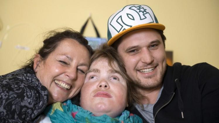 Bemühen sich um Normalität, so gut es geht: Ihre Mutter und ihr Bruder André kümmern sich um die schwer kranke Yvonne aus Borgloh, die am 4. November ihren 23. Geburtstag feiert. 