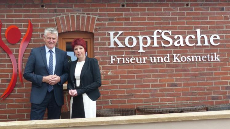 Anja Reese-Schürbrock und Ortsbürgermeister Heiner Pahlmann vor dem neuen Frisiersalon. Anja Reese-Schürbrock und Ortsbürgermeister Heiner Pahlmann vor dem neuen Frisiersalon.