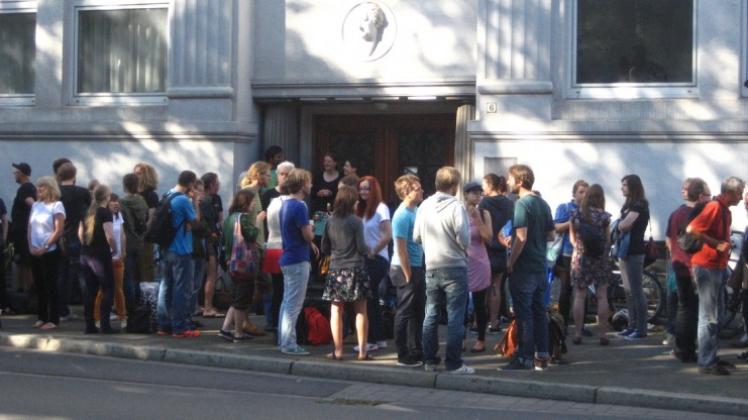 Immer wieder ist es in den vergangenen Monaten vor dem Zugang zum Flüchtlingsheim An der Petersburg zu solchen Szenen gekommen: Aktivisten blockierten den Zugang, um eine bevorstehende Abschiebung zu verhindern. 