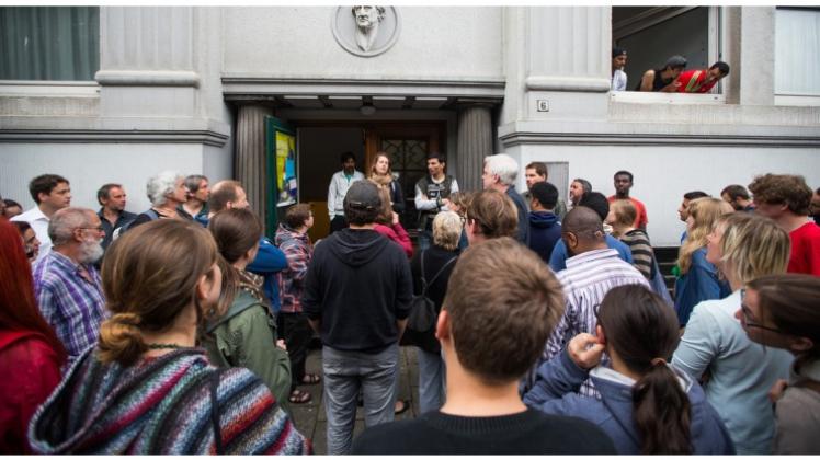 Am frühen Morgen fanden sich Unterstützer am Asylbewerberheim ein, um die Abschiebung zu verhindern. 