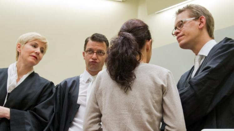Vertrauen erschüttert: Die Angeklagte Beate Zschäpe (2.v.r.) mit ihren Anwälten Anja Sturm, Wolfgang Stahl und Wolfgang Heer (rechts). 