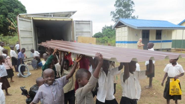 Tatkräftige Unterstützung: Die Einheimischen packten beim Schulbau mit an. Fotos: privat