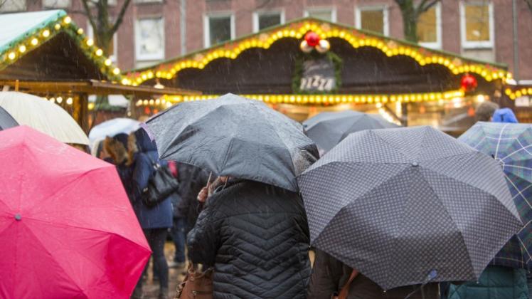 Trotz regnerischem Wetter freut sich auch der Weihnachtsmarkt in Osnabrück auf viele Besucher am dritten Adventswochenende. 