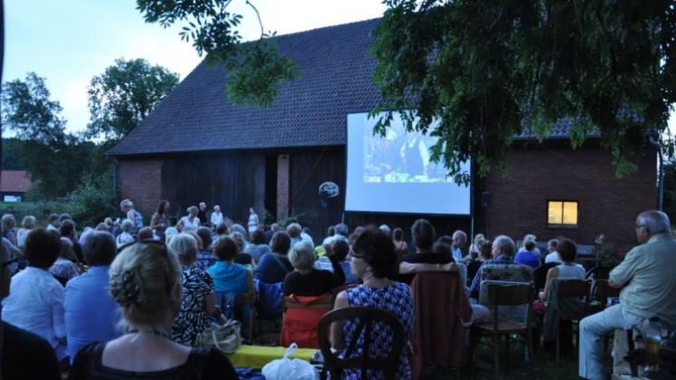 Mehr als 200 Besucher kamen am Samstagabend zum „Sommerflimmern“ auf dem Bioland-Hof Kruse in Pente. Gezeigt wurde „Grasgeflüster“. 