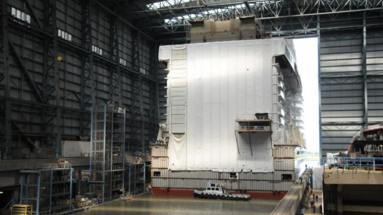 Zurück unter das Dach der Baudockhalle wurden am Mittwoch zwei Schiffsteile für das nächste Kreuzfahrtschiff der Meyer Werft geschleppt. 