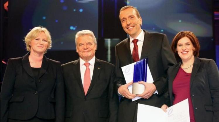 Bundespräsident Joachim Gauck (2.v.l.) posiert zusammen mit den Trägern des Deutschen Zukunftspreises 2014, Katrin Petersen (l), Peter Eisner und Stephanie Mittermaier, für die Fotografen. 