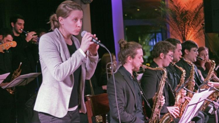 Neue Trends im Jazz mit Osnabrücker Beteiligung: die Sängerin und Komponistin Friedelise Stutte zusammen mit der UdK Big Band aus Berlin;