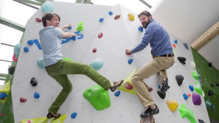 Thomas Hofer (links) und Michael Pazzini beim Klettern in ihrer Halle „Zenit“. Thomas Hofer (links) und Michael Pazzini beim Klettern in ihrer Halle „Zenit“.