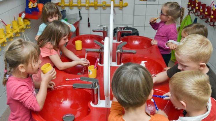 Auch im Kindergarten gilt: Am besten immer nach dem Essen, mindestens aber nach dem Mittagessen die Zähne putzen. 
