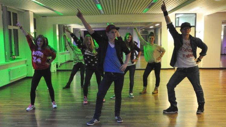 Für ihren Auftritt in der Emslandarena üben Schüler der Tanzschule Tanzart. 