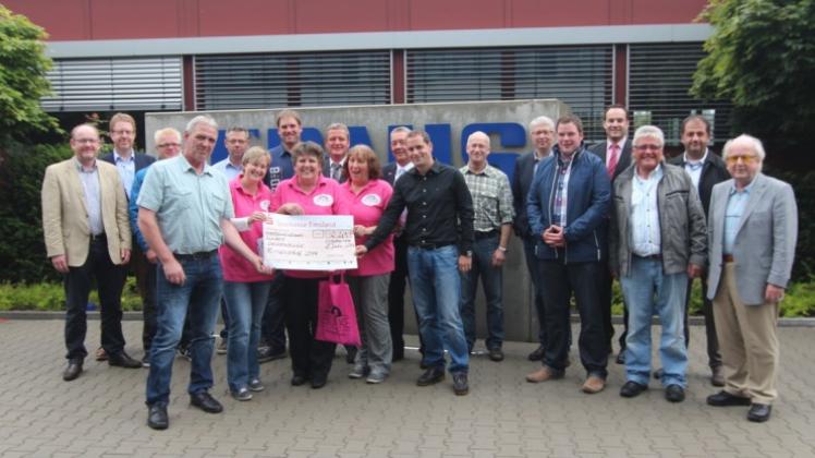 Das erstmalig als Benefizspiel ausgerufene Fußballturnier von 14 Emsbürener Firmen landete mit insgesamt 2500 Euro einen Volltreffer zugunsten der lokalen Initiative „Seitenblicke“. Das erstmalig als Benefizspiel ausgerufene Fußballturnier von 14 Emsbürener Firmen landete mit insgesamt 2500 Euro einen Volltreffer zugunsten der lokalen Initiative „Seitenblicke“.