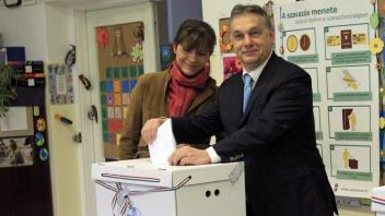 Viktor Orban und seine Frau Aniko Levai an der Wahlurne. 