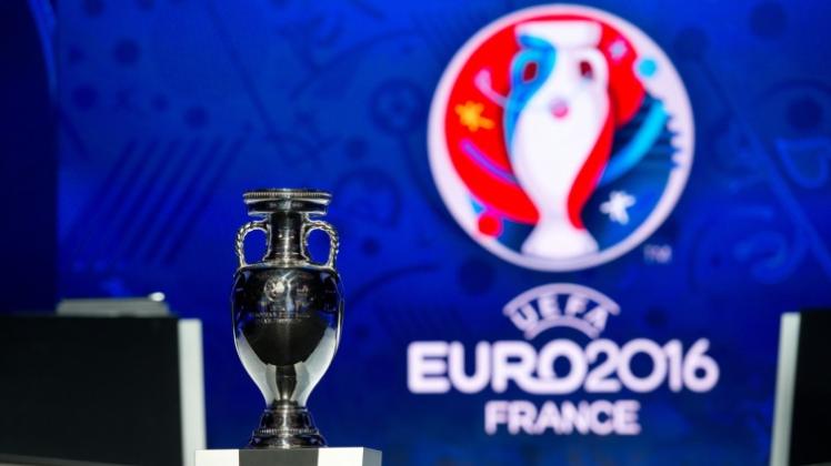 Vom 10. Juni bis zum 10. Juli 2016 wird in Frankreich der nächste Fußball Europameister gesucht. Die Siegermannschaft darf die Trophäe in den Nachthimmel von Saint-Denis stemmen. Vom 10. Juni bis zum 10. Juli 2016 wird in Frankreich der nächste Fußball Europameister gesucht. Die Siegermannschaft darf die Trophäe in den Nachthimmel von Saint-Denis stemmen.
