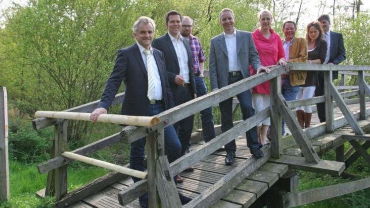 „Die Brücke am Marler Graben hält“, stellten die Landtagsabgeordneten Marco Genthe (4. v. l.) und Gero Hocker (2. v. l.) fest, die auf Einladung von Jürgen Hage (l.) den Dümmer besichtigten. 