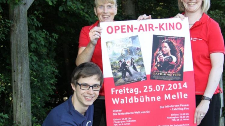 Startklar: Timo Käthner vom Stadtjugendring, Astrid Boskamp und Dagmar Kleine-König präsentieren das Plakat zum Open-Air-Kino vor der Waldbühne. Startklar: Timo Käthner vom Stadtjugendring, Astrid Boskamp und Dagmar Kleine-König präsentieren das Plakat zum Open-Air-Kino vor der Waldbühne.