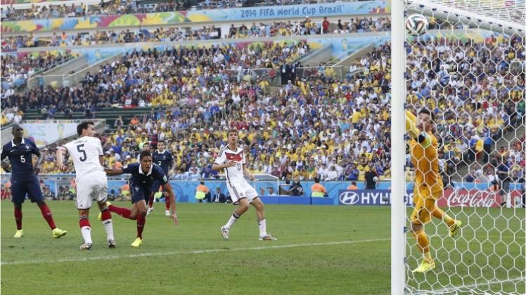 Der Moment des Spiels: Mats Hummels (Rückennummer 5) erzielte per Kopf das goldene Tor der Partie. 