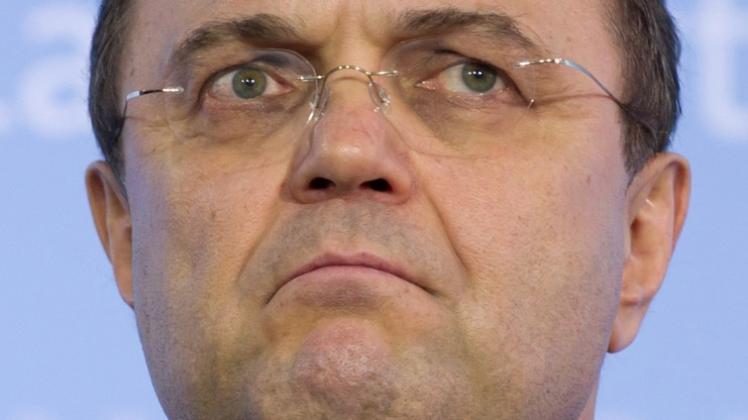 Unzufrieden mit Angela Merkels Kurs der Mitte: Hans-Peter Friedrich (CSU), der am 14.Februar 2014 als Bundeslandwirtschaftsminister zurücktrat. Noch als Innenminister hatte er drei Monate zuvor SPD-Chef Sigmar Gabriel den Tipp gegegebn, dass gegen den SPD-Politiker Sebastian Edathy internationale Ermittlungen wegen Kinderpornografie liefen. Foto:dpa Unzufrieden mit Angela Merkels Kurs der Mitte: Hans-Peter Friedrich (CSU), der am 14.Februar 2014 als Bundeslandwirtschaftsminister zurücktrat. Noch als Innenminister hatte er drei Monate zuvor SPD-Chef Sigmar Gabriel den Tipp gegegebn, dass gegen den SPD-Politiker Sebastian Edathy internationale Ermittlungen wegen Kinderpornografie liefen. Foto:dpa