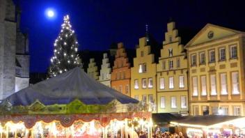 Auf dem Markt, zwischen Dom und Theater und vor der Johanniskirche verbreitet der Weihnachtsmarkt in Osnabrück wieder sein Flair. 