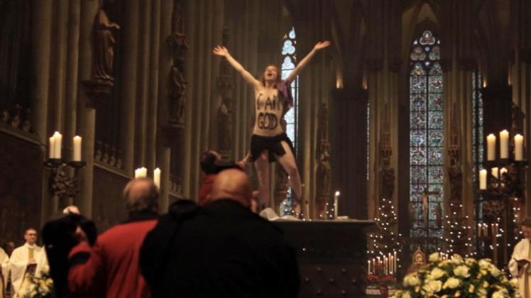 Nach dem „Oben-ohne-Protest“ in der Weihnachtsmesse im Kölner Dom hat die Staatsanwaltschaft Anklage gegen eine Femen-Aktivistin erhoben. Nach dem „Oben-ohne-Protest“ in der Weihnachtsmesse im Kölner Dom hat die Staatsanwaltschaft Anklage gegen eine Femen-Aktivistin erhoben.