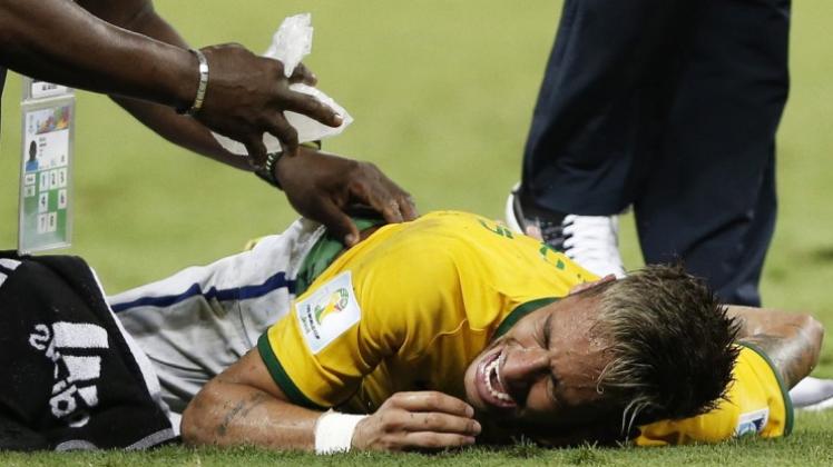Neymar schreit vor Schmerz. Die WM ist für ihn gelaufen, der