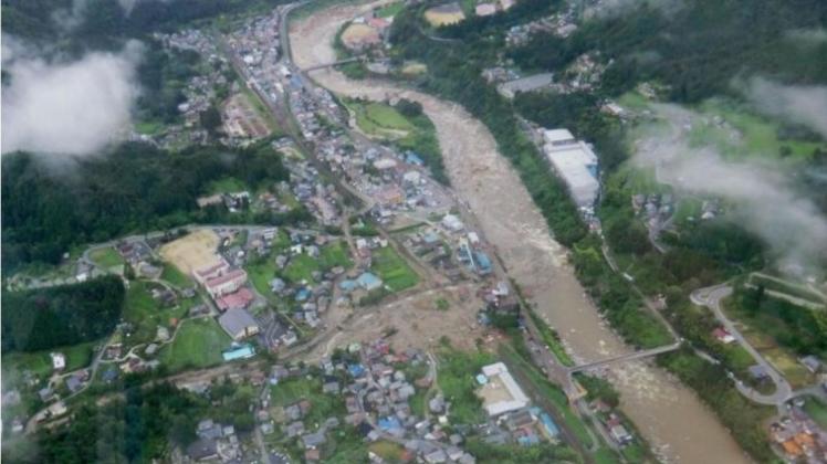 Ein über die Ufer getretener Fluss in der Provinz Nagano: Japans Hauptstadt Tokio wurde von Taifun «Neoguri» verschont. 