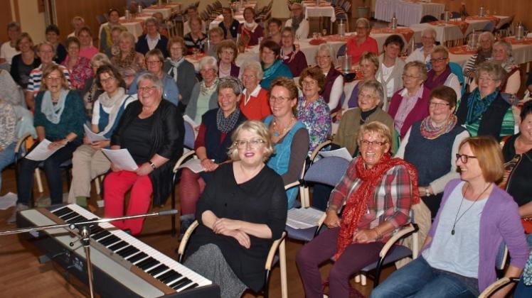 Über 100 Frauen der Katholischen Frauengemeinschaft lernten unter der Leitung von Bea Nyga (vorne) neue Kirchenlieder. 