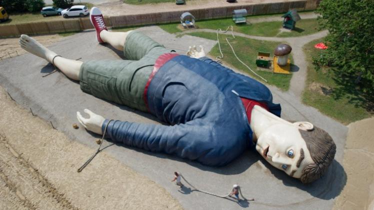 Mecklenburg-Vorpommern: Arbeiter sind im Erlebnispark „Gullivers Welt“ in Pudagla auf der Insel Usedom an der Figur „Gulliver“ beschäftigt. Die Skulptur von „Gulliver in Liliput“ ist 36 Meter lang und 17 Meter breit und damit eine der größten dieser Art in Europa. Die Skulptur soll ab dem 11. Juli 2014 gezeigt werden. 