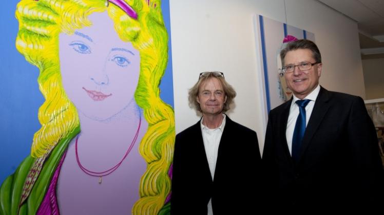 Ausstellung im Wallenhorster Rathaus: Künstler Jim ter Kuile (links) und Bürgermeister  Ulrich Belde. 