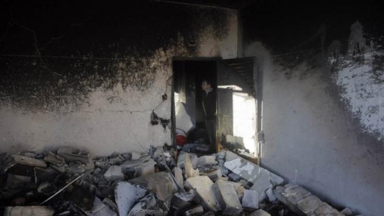 Ein Palästinenser inspiziert ein Haus im Westjordanland, das bei einem Angriff der israelischen Armee zerstört worden ist. 