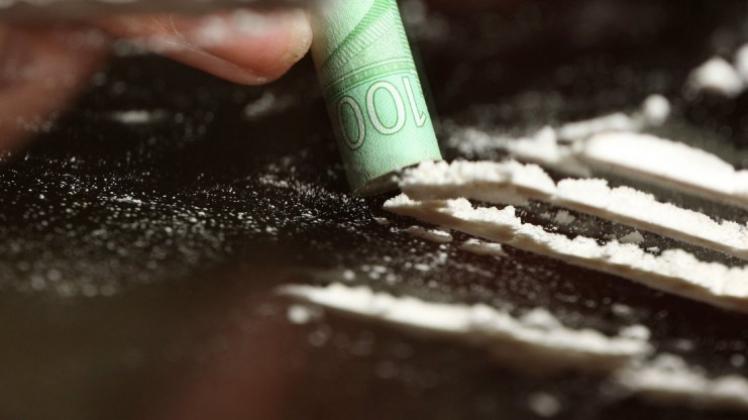 Etwa fünf Gramm Kokain fanden die Ermittler bei einer Wohnungsdurchsuchung in Surwold. Das Symbolfoto zeigt, wie mit einem zu einem Röhrchen gerollten Geldschein ein weißes Pulver ähnlich der Kokain-Konsumierung in die Nase eingezogen wird. Symbolfoto: dpa