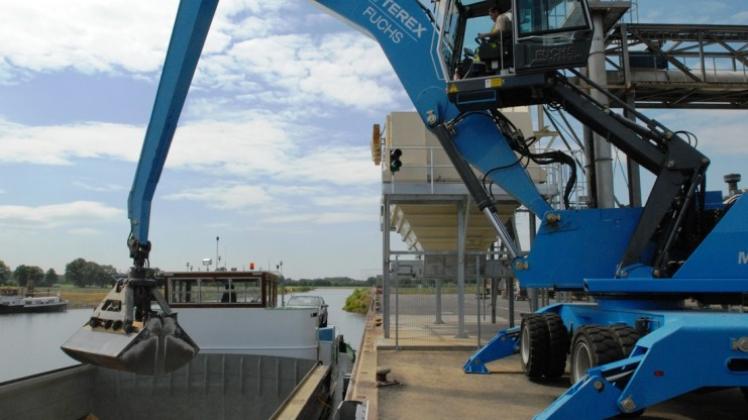 Löschen der Getreideladung des Schiffes am Kraftfutterwerk im Eurohafen. 
