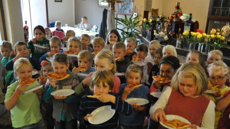 Alle Kinder mögen Pizza – das bewahrheitete sich am Dienstagmorgen, als Familie Pizzata den Achmeraner Nachwuchs einlud. 