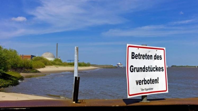 Ruine im Rückbau: Das Kernkraftwerk Stade am Ufer der Elbe ist das erste nach dem Atomausstieg stillgelegte AKW Deutschlands. Doch der Abriss sorgt für Probleme.