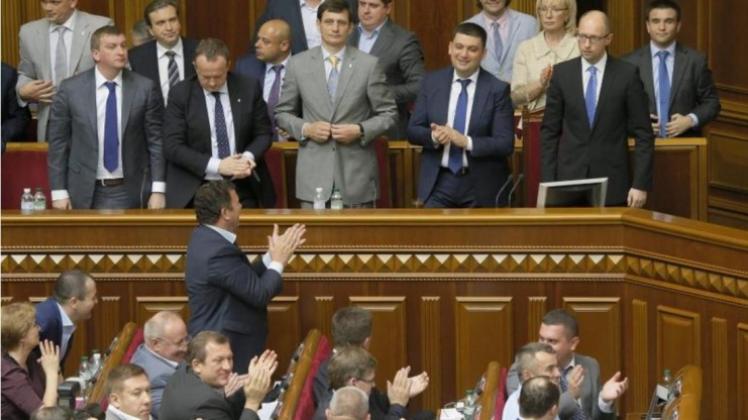 Applaus im ukrainischen Parlament für Regierungschef Arseni Jazenjuk. 