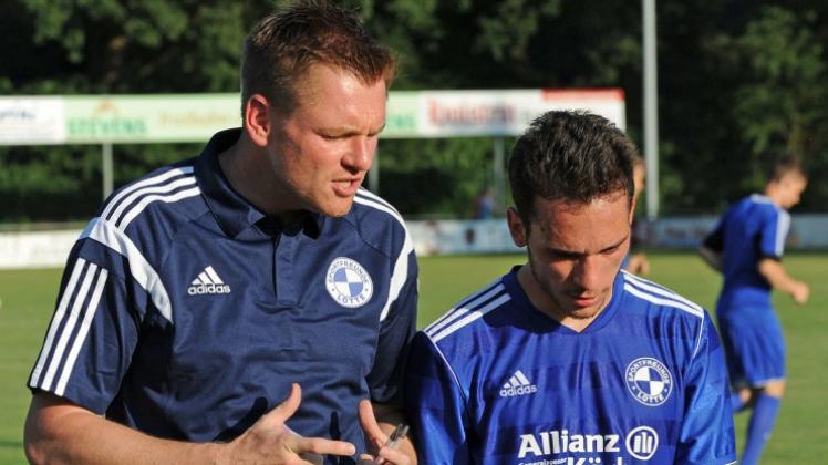 So geht´s: Lottes Trainer Michael Boris (links) erklärt Neuzugang Deniz Cicek seine Taktik. 