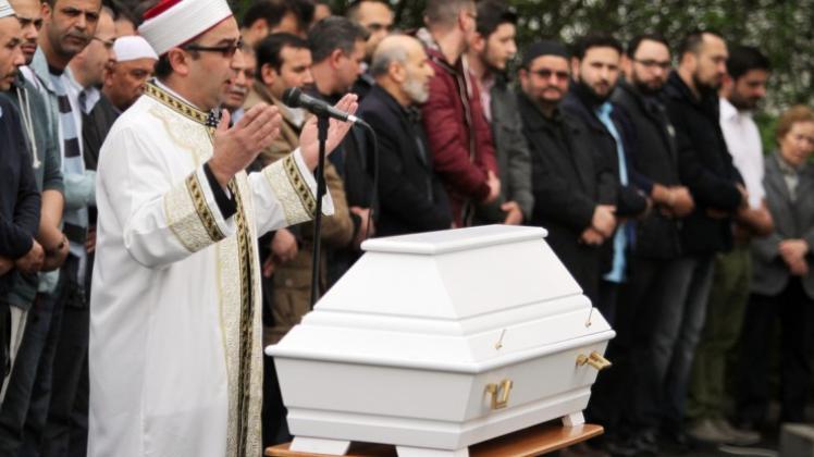 Der Vorbeter Hüseyin Mermer der islamischen Gemeinde in Herford hält am 07.04.2014 mit der Trauergemeinde ein Totengebet für den getöteten 5-jährigen Dano. 